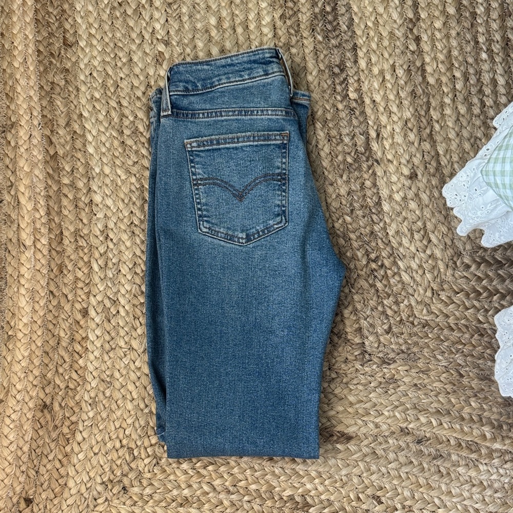 Levi's Women's Straight Leg Jeans in Classic Blue